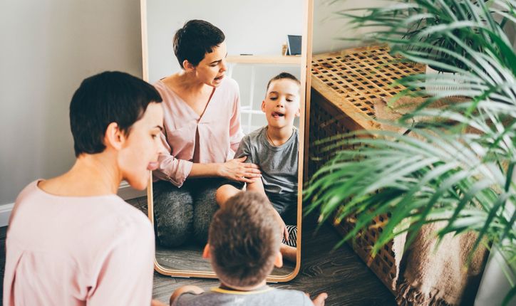 barn prater til sitt speilbilde